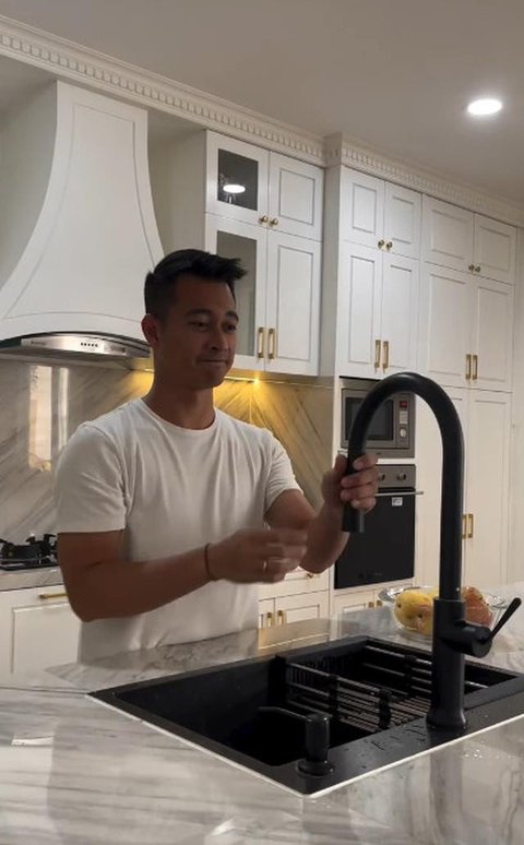 Dapur rumah Eza Gionino (Foto: Instagram @ezagio)