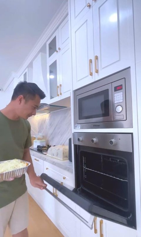 Dapur rumah Eza Gionino (Foto: Instagram @ezagio)