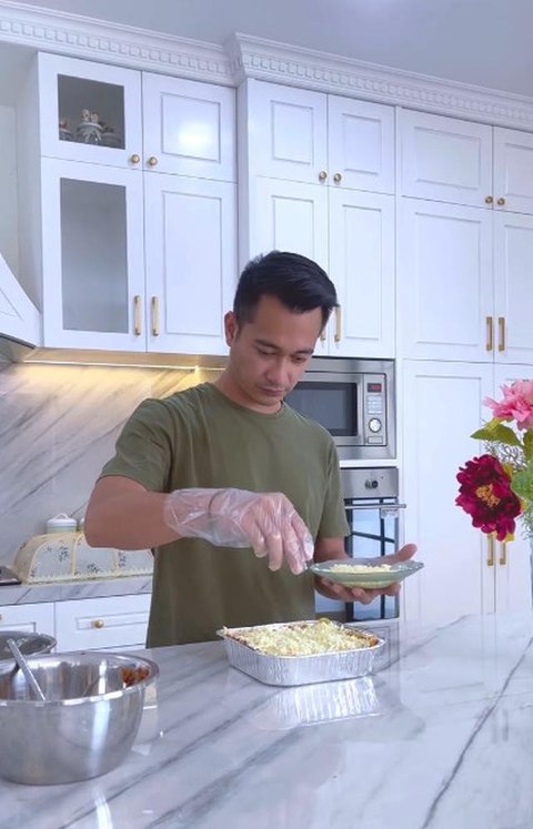 Dapur rumah Eza Gionino (Foto: Instagram @ezagio)