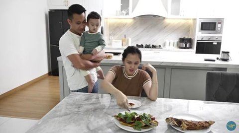 Dapur rumah Eza Gionino (Foto: Instagram @ezagio)
