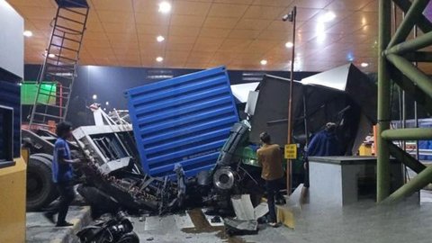 Truk kontainer mengalami kecelakaan di Gerbang Tol Ciawi 2, tepatnya di KM 41+400 ruas Tol Jagorawi arah Jakarta, Kota Bogor, Kamis (4/9/2025) dini hari. (Foto: Liputan6.com/Achmad Sudarno).