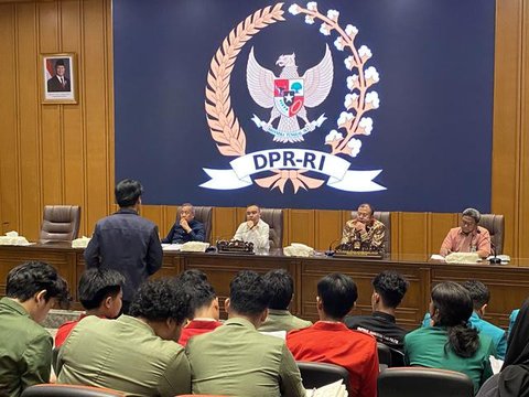 Wakil Ketua DPR RI Sufmi Dasco Ahmad menyampaikan permintaan maaf kepada mahasiswa atas  kesalahan para anggota dan pimpinan DPR RI sebagai wakil rakyat. (Liputan6/Delvira Hutabarat)