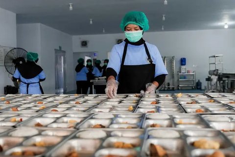 SPPG bertugas mengawasi standar kebersihan, pengelolaan gizi, dan pengolahan limbah di setiap Dapur MBG. (merdeka.com/Arie Basuki)