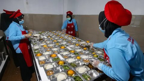 SPPG bertugas mengawasi standar kebersihan, pengelolaan gizi, dan pengolahan limbah di setiap Dapur MBG. (merdeka.com/Arie Basuki)