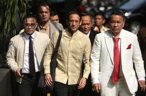 Mantan Mendikbud Nadiem Makarim irit bicara usai diperiksa penyidik Kejagung sebagai saksi kasus dugaan korupsi pengadaan laptop Chromebook. (Liputan6.com/Nanda Perdana Putra)
