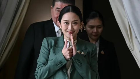 Pemimpin Partai Bhumjaithai, Anutin Charnvirakul, menunjukkan MoU yang telah ditandatangani antara partai-partai koalisinya dan Partai Rakyat di Parlemen, Bangkok, Thailand, Rabu (3/9/2025