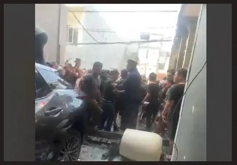 Kondisi rumah Anggota DPR RI Ahmad Sahroni di di Jalan Swasembada, Kebon Bawang, Tanjung Priok, Minggu (31/8/2025) siang. (Liputan6.com/Radityo)