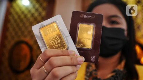 Petugas menunjukan dummy emas batangan saat pameran di Jakarta, Jumat (23/8/2019). Harga emas produksi PT Aneka Tambang Tbk (Antam) atau emas Antam turun Rp 4.000 menjadi Rp 751 ribu per gram