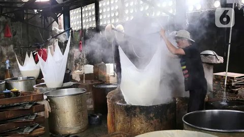 Seseorang menunjukkan sejumlah tagihannya di paylater salah satu di e-commerce. (Gempur M Surya/Liputan6.com)