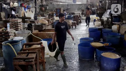 Seseorang menunjukkan sejumlah tagihannya di paylater salah satu di e-commerce. (Gempur M Surya/Liputan6.com)