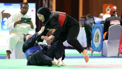 Atlet pencak silat putri Indonesia, Safira Dwi Meilani (kanan), menghadapi wakil Vietnam, Nguyen Huang Hong An, pada nomor tanding putri kelas B Pencak Silat SEA Games 2023 di Chroy Changvar International Convention and Exhibition Center, Phnom Penh, Kamboja, Rabu (10/05/2023). (Bola.com/Abdul Aziz)