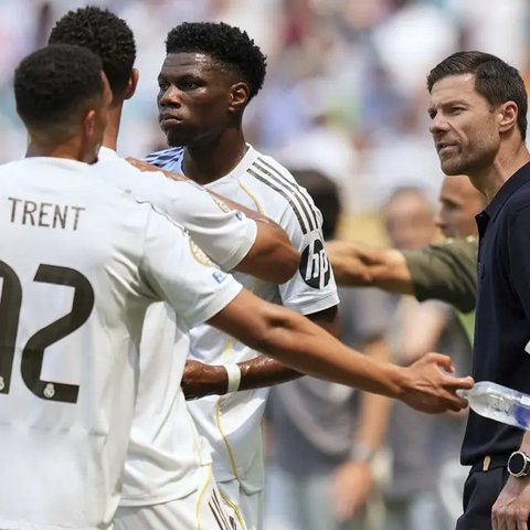 Pelatih Real Madrid, Xabi Alonso, berbicara dengan para pemainnya dalam pertandingan Grup H Piala Dunia Antarklub antara Real Madrid dan Al Hilal di Miami Gardens, Florida, Rabu, 18 Juni 2025. (AP Photo/Rebecca Blackwell)