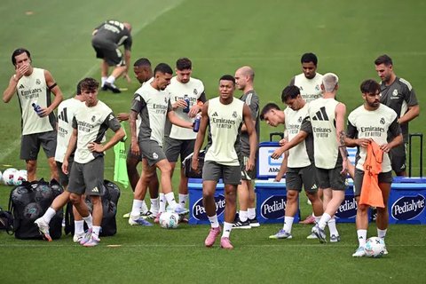 Penyerang Real Madrid asal Prancis, Kylian Mbappe (tengah) bersama rekan-rekannya mengikuti sesi latihan di markas latihan klub di Valdebebas, Madrid pada 18 Agustus 2025. (JAVIER SORIANO/AFP)