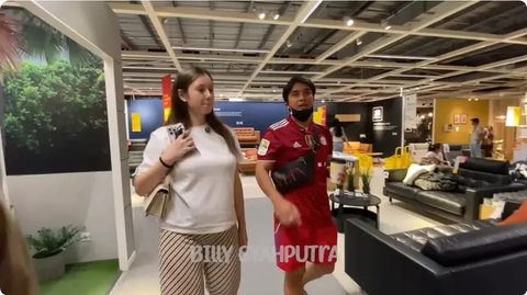 Billy Syahputra dan Vika Kolesnaya beli perlengkapan untuk kamar bayi. [YouTube: Billy Syahputra]
