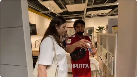 Billy Syahputra dan Vika Kolesnaya beli perlengkapan untuk kamar bayi. [YouTube: Billy Syahputra]