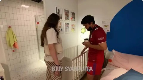 Billy Syahputra dan Vika Kolesnaya beli perlengkapan untuk kamar bayi. [YouTube: Billy Syahputra]