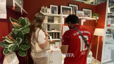 Billy Syahputra dan Vika Kolesnaya beli perlengkapan untuk kamar bayi. [YouTube: Billy Syahputra]
