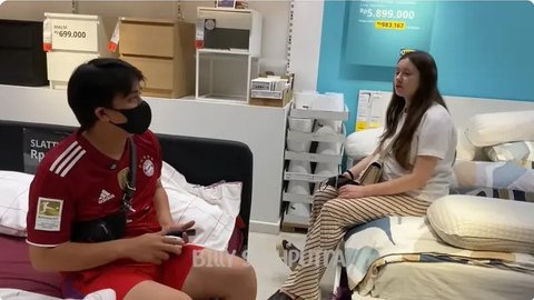 Billy Syahputra dan Vika Kolesnaya beli perlengkapan untuk kamar bayi. [YouTube: Billy Syahputra]