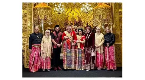 Pasha Ungu, Adelia Wilhelmina, dan Shakiena Azalea kondangan di Palu. [IG: @adeliapasha]