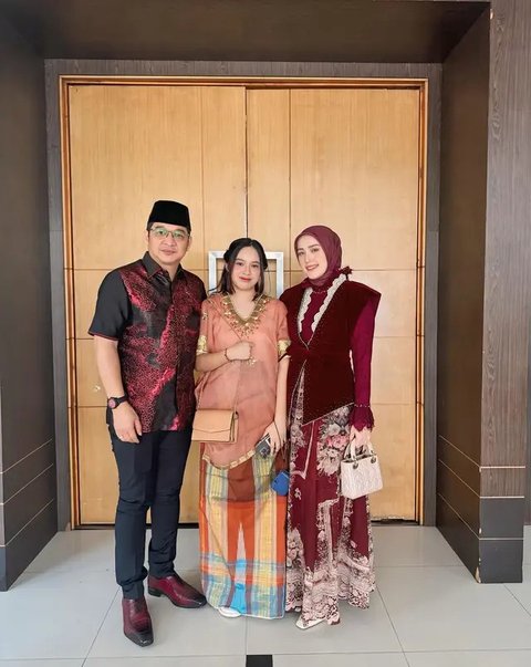 Pasha Ungu, Adelia Wilhelmina, dan Shakiena Azalea kondangan di Palu. [IG: @adeliapasha]