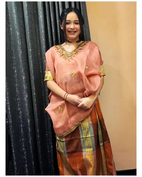 Pasha Ungu, Adelia Wilhelmina, dan Shakiena Azalea kondangan di Palu. [IG: @adeliapasha]