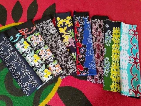 Wali Kota Tarakan, dr. H. Khairul, M.Kes., didampingi sang istri Ketua Dekranasda Kota Tarakan, Sitti Rujiah, S.Keb., Bdn., memperlihatkan busana Tarakan. (sumber: Budy Sasonto)