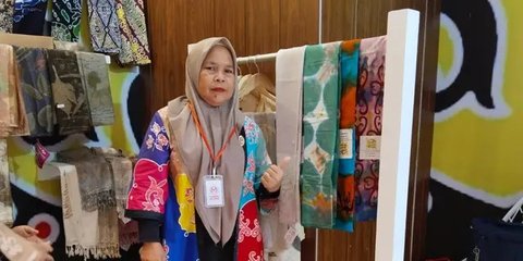 Wali Kota Tarakan, dr. H. Khairul, M.Kes., didampingi sang istri Ketua Dekranasda Kota Tarakan, Sitti Rujiah, S.Keb., Bdn., memperlihatkan busana Tarakan. (sumber: Budy Sasonto)