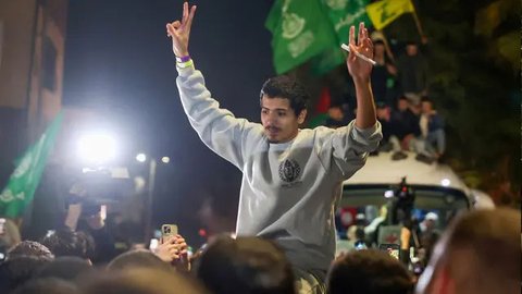 Menyusul kesepakatan gencatan senjata di Gaza, sekitar 90 tahanan Palestina dibebaskan oleh Israel. (Zain JAAFAR/AFP)