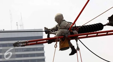 Petugas PLN memasang listrik di rumah warga di Desa Parauto, Nabire, Papua Barat. (Vina A. Muliana/Liputan6.com)Petugas PLN memasang listrik di rumah warga di Desa Parauto, Nabire, Papua. (Vi