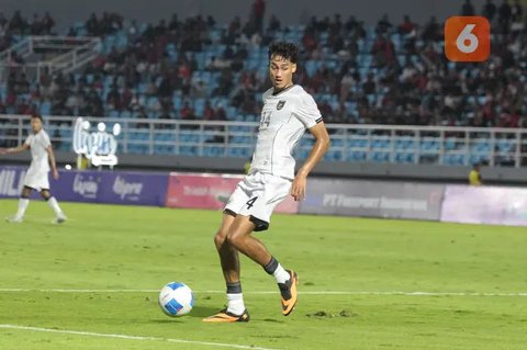 Pelatih Timnas Indonesia U-23, Gerald Vanenburg, pada laga kontra Timnas Malaysia U-23 pada Piala AFF U-23 2025 di Stadion Utama Gelora Bung Karno, Senin (21/7/2025). (Bola.com/Abdul Azis)