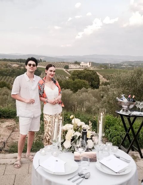 Lihat di sini gaya pasutri Luna Maya & Maxime Bouttier saat cocktail date. [@lunamaya].