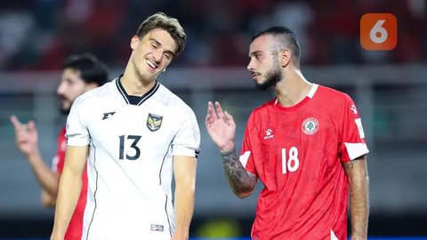 Pemain Timnas Indonesia,Mauro Zijlstra, berbincang dengan pemain Timnas Lebanon, Hussein Sharafeddine, dalam laga FIFA Matchday 2025 di Stadion Gelora Bung Tomo, Surabaya, Senin (8/9/2025). (Bola.com/Abdul Aziz)