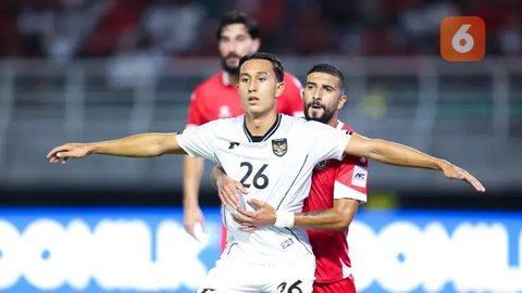 Pemain Timnas Indonesia, Miliano Jonathans, saat melawan Timnas Lebanon dalam laga FIFA Matchday 2025 di Stadion Gelora Bung Tomo Surabaya, Senin (8/9/2025). (Bola.com/Abdul Aziz)