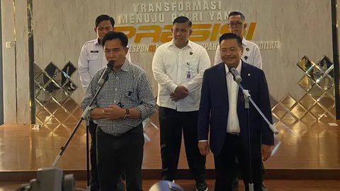 Menteri Koordinator Hukum, Hak Asasi Manusia, Imigrasi dan Pemasyarakatan (Kumham Imipas), Yusril Ihza Mahendra, dan wakilnya Otto Hasibuan mendatangi Polda Metro Jaya, Selasa (9/9/2025). (Do