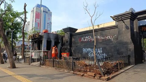 Menteri Koordinator Hukum, Hak Asasi Manusia, Imigrasi dan Pemasyarakatan (Kumham Imipas), Yusril Ihza Mahendra, dan wakilnya Otto Hasibuan mendatangi Polda Metro Jaya, Selasa (9/9/2025). (Do
