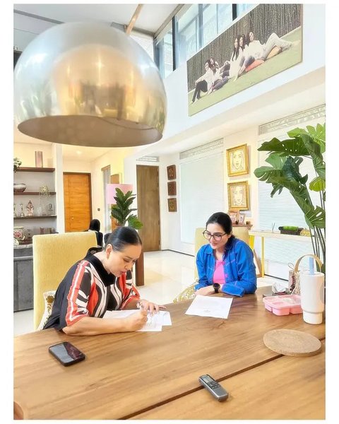 Ruang tengah estetik di rumah Titi DJ dengan desain minimalis modern. [IG: @ashanty_ash]