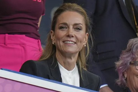 Kate Middleton memesona tampil dengan rambut pirang. (dok. Aaron Chown/PA via AP)