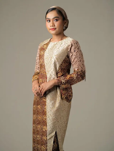 Dress Batik Kombinasi Brokat Belah Samping (Foto: Reve Art AI)