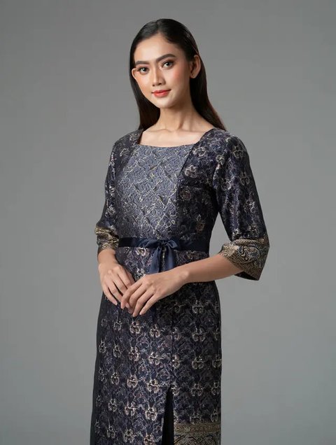 Dress Batik Kombinasi Brokat Belah Samping (Foto: Reve Art AI)