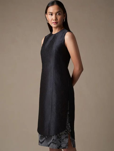 Dress Batik Kombinasi Brokat Belah Samping (Foto: Reve Art AI)