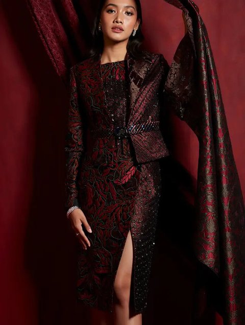 Dress Batik Kombinasi Brokat Belah Samping (Foto: Reve Art AI)