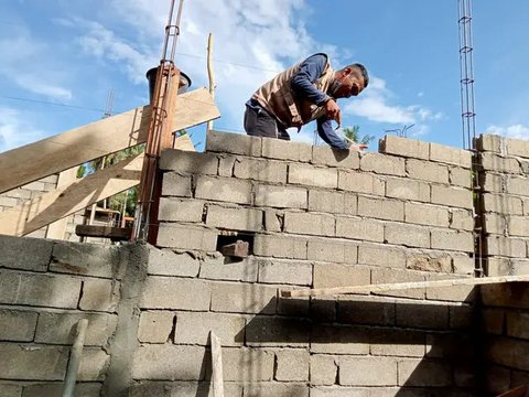 Bantuan Stimulan Perumahan Swadaya (BSPS) atau bedah rumah menjadi salah satu primadona bagi Pemda untuk meningkatkan kualitas RTLH masyarakat di daerah.