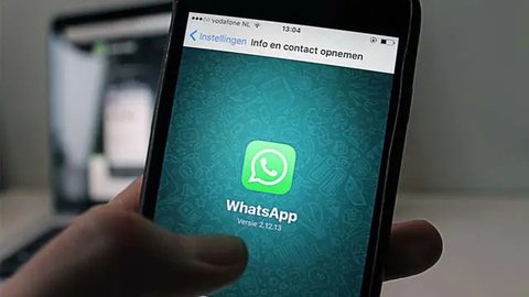Warga mencoba mengakses aplikasi Whatsapp di Jakarta, Selasa (25/10). Platform pesan instan WhatsApp dilaporkan error, Selasa (25/10/2022) siang. Tak hanya di Indonesia, WhatsApp juga dilapor