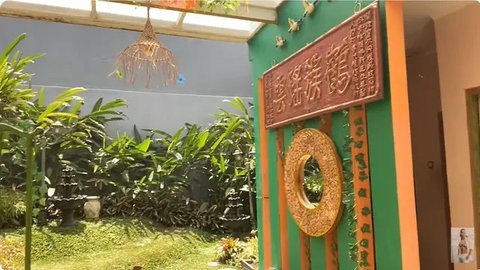 Taman di rumah Ade Rai. [YouTube: Dunia Ade Rai]