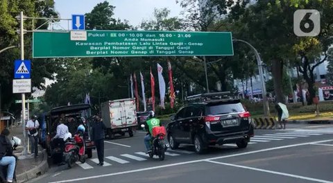 Kendaraan melintas di ruas Jalan Jenderal Sudirman, Jakarta, Senin (9/5/2022). Pembatasan kendaraan roda empat dengan sistem Ganjil Genap (GaGe) di wilayah DKI Jakarta mulai Senin, 9 April 20