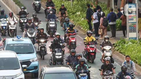 Kendaraan melintas di ruas Jalan Jenderal Sudirman, Jakarta, Senin (9/5/2022). Pembatasan kendaraan roda empat dengan sistem Ganjil Genap (GaGe) di wilayah DKI Jakarta mulai Senin, 9 April 20