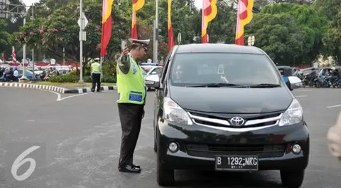 Kendaraan melintas di ruas Jalan Jenderal Sudirman, Jakarta, Senin (9/5/2022). Pembatasan kendaraan roda empat dengan sistem Ganjil Genap (GaGe) di wilayah DKI Jakarta mulai Senin, 9 April 20