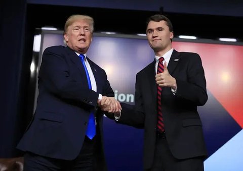 Charlie Kirk, aktivis konservatif sekaligus pendiri Turning Point USA, berbicara kepada para pendukung Presiden Donald Trump dalam sebuah aksi di luar Maricopa County Recorder's Offi