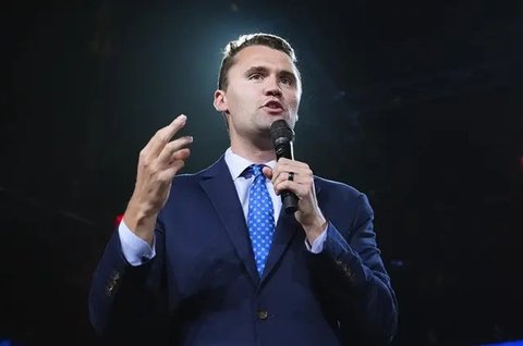 Charlie Kirk, aktivis konservatif sekaligus pendiri Turning Point USA, berbicara kepada para pendukung Presiden Donald Trump dalam sebuah aksi di luar Maricopa County Recorder's Offi
