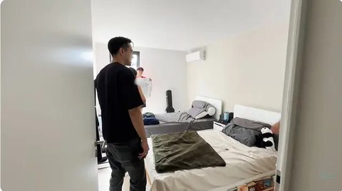 Potret sudut apartemen anak Darius Sinathrya di Portugal. [YouTube: The Sinathrya]